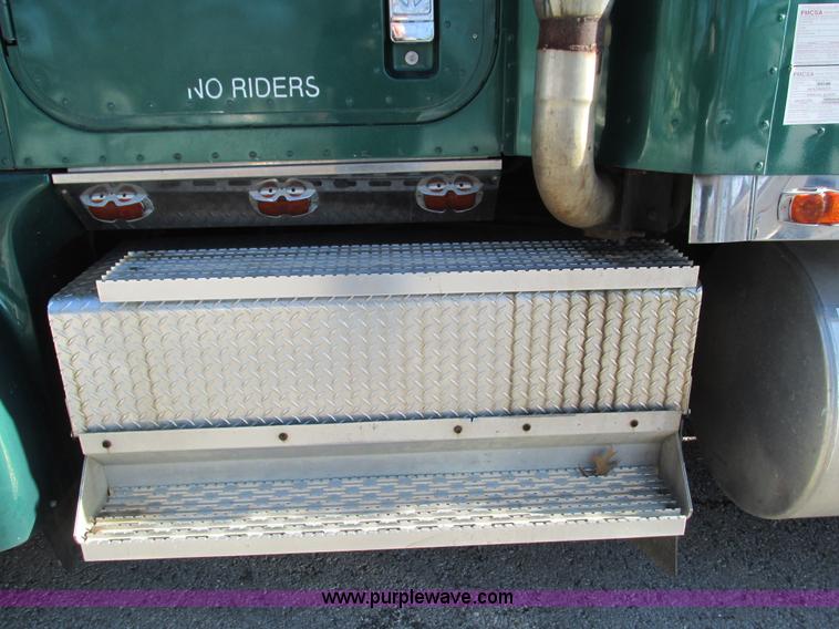 image for item G9365 2000 International 9400i semi truck