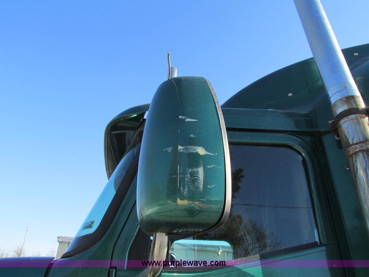 image for item G9365 2000 International 9400i semi truck