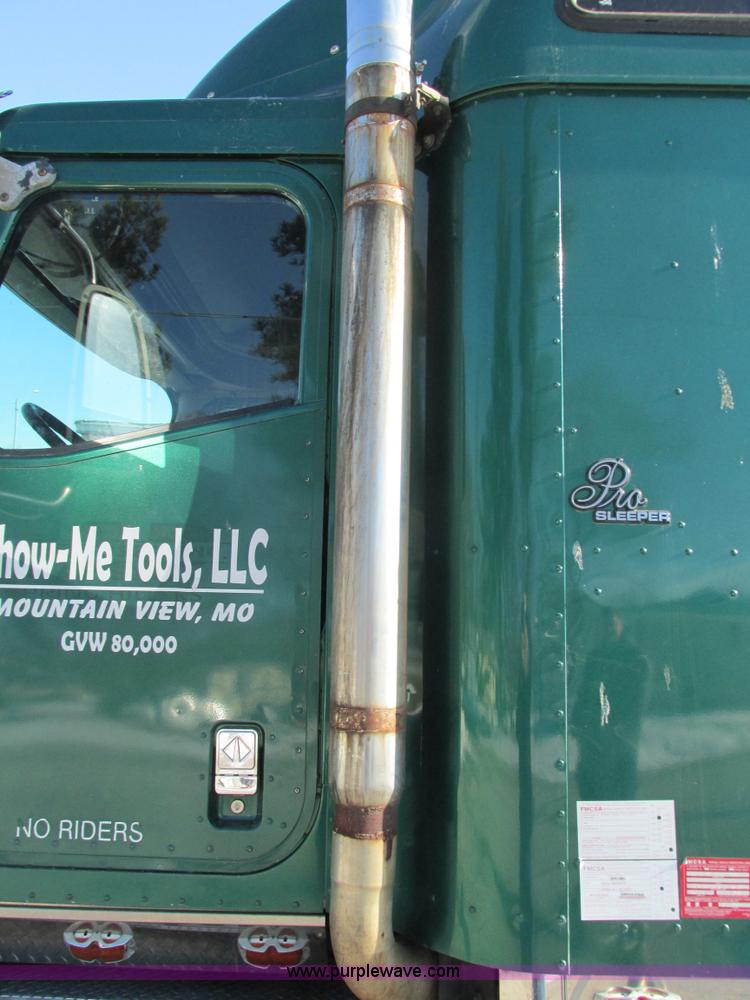 image for item G9365 2000 International 9400i semi truck