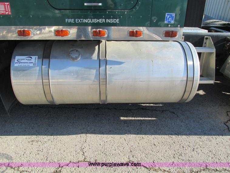 image for item G9365 2000 International 9400i semi truck