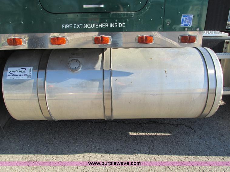 image for item G9365 2000 International 9400i semi truck