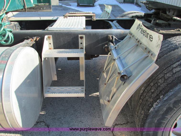 image for item G9365 2000 International 9400i semi truck