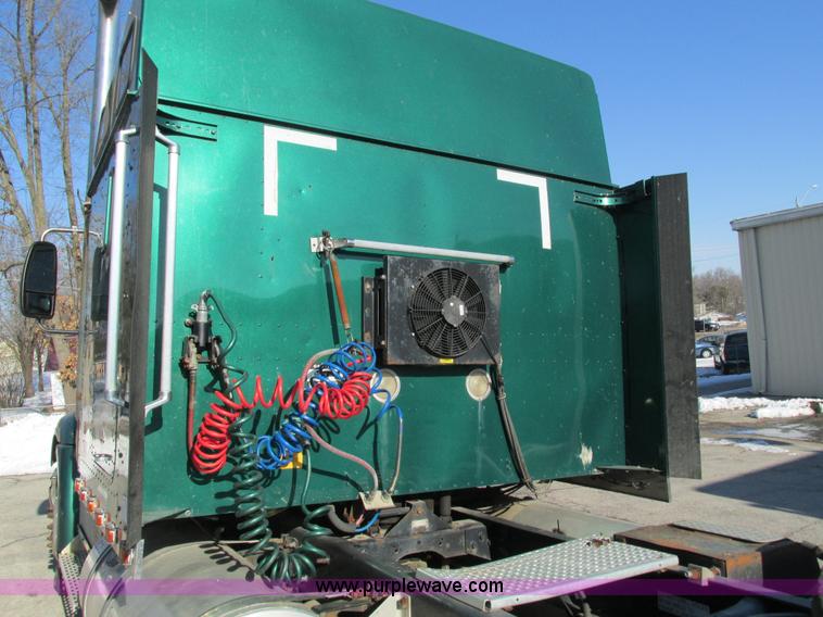 image for item G9365 2000 International 9400i semi truck