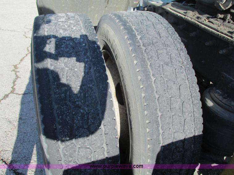 image for item G9365 2000 International 9400i semi truck