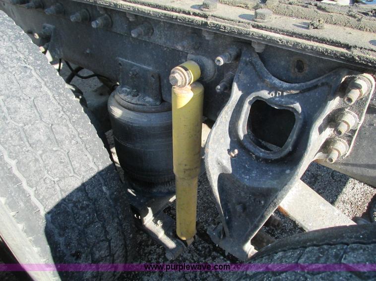 image for item G9365 2000 International 9400i semi truck