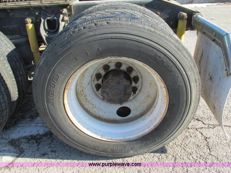 image for item G9365 2000 International 9400i semi truck