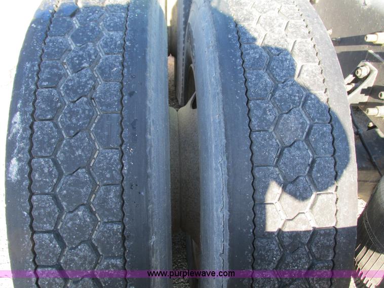 image for item G9365 2000 International 9400i semi truck