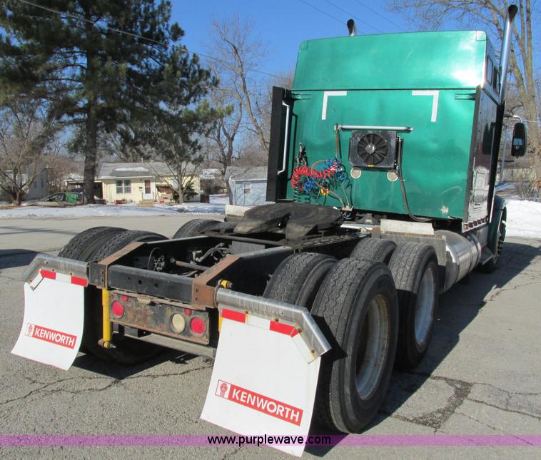 image for item G9365 2000 International 9400i semi truck