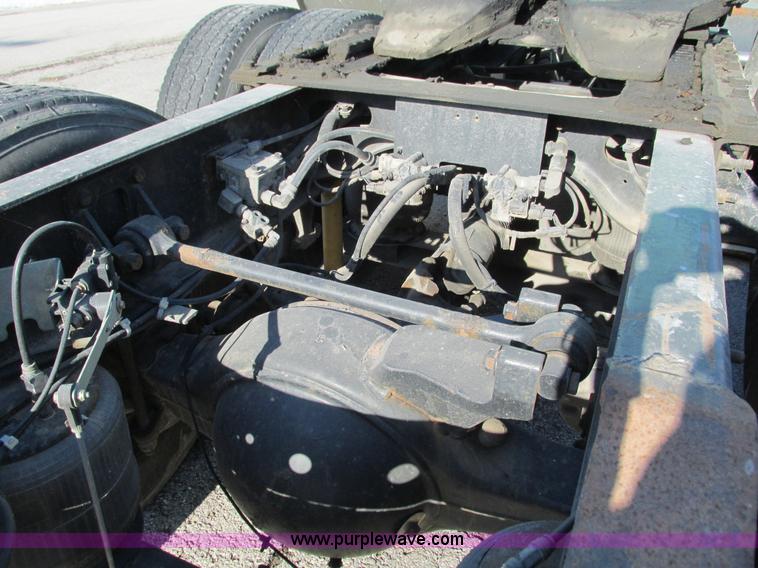 image for item G9365 2000 International 9400i semi truck