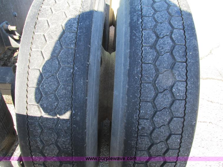 image for item G9365 2000 International 9400i semi truck