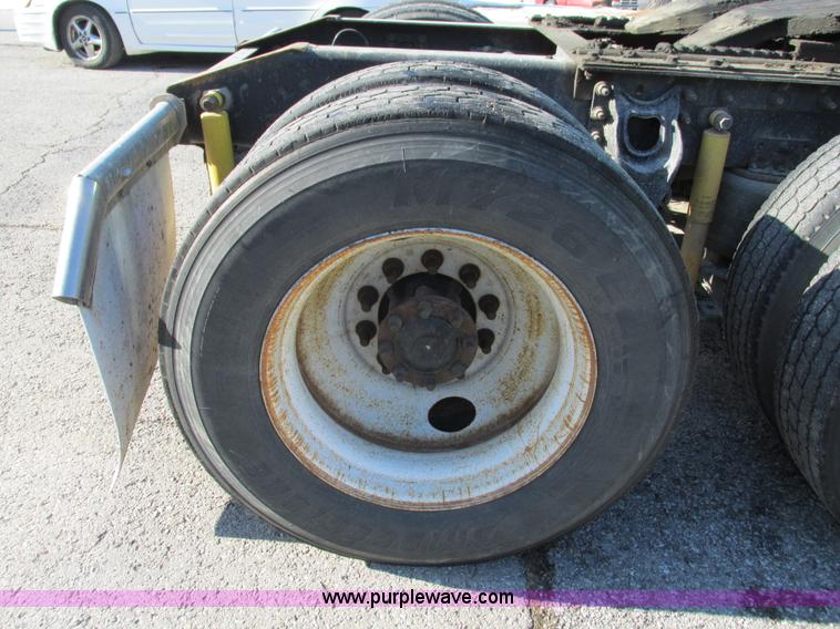 image for item G9365 2000 International 9400i semi truck