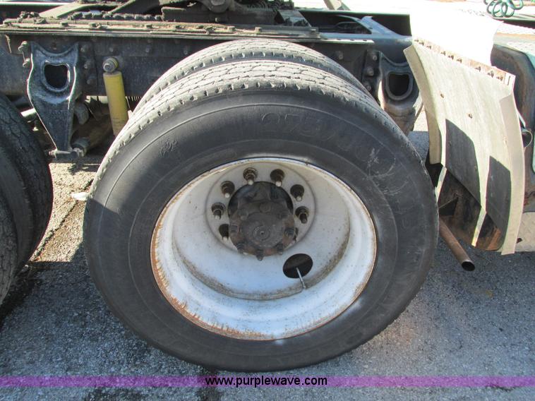 image for item G9365 2000 International 9400i semi truck