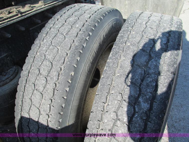 image for item G9365 2000 International 9400i semi truck