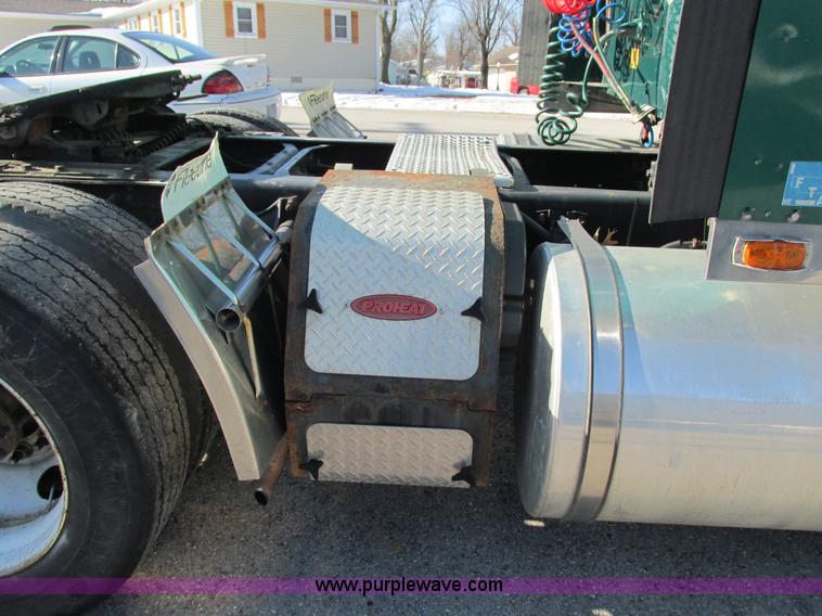 image for item G9365 2000 International 9400i semi truck