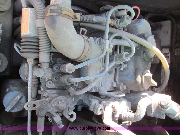 image for item G9365 2000 International 9400i semi truck