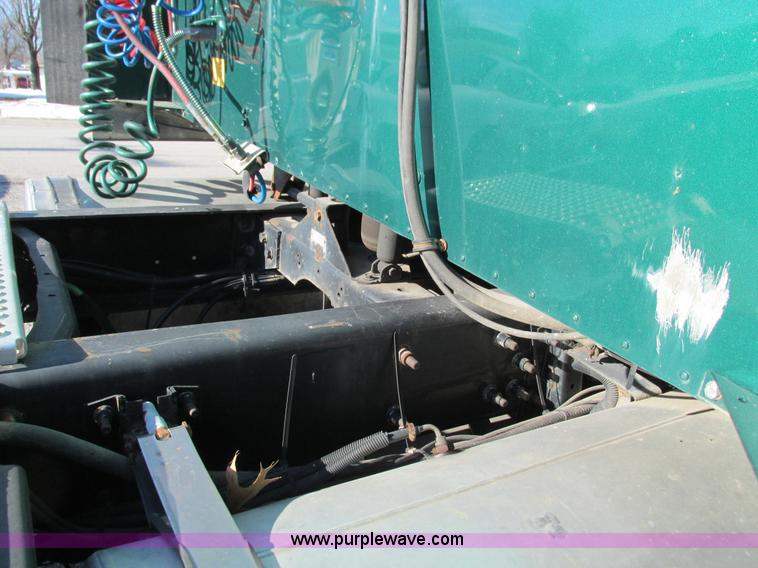 image for item G9365 2000 International 9400i semi truck