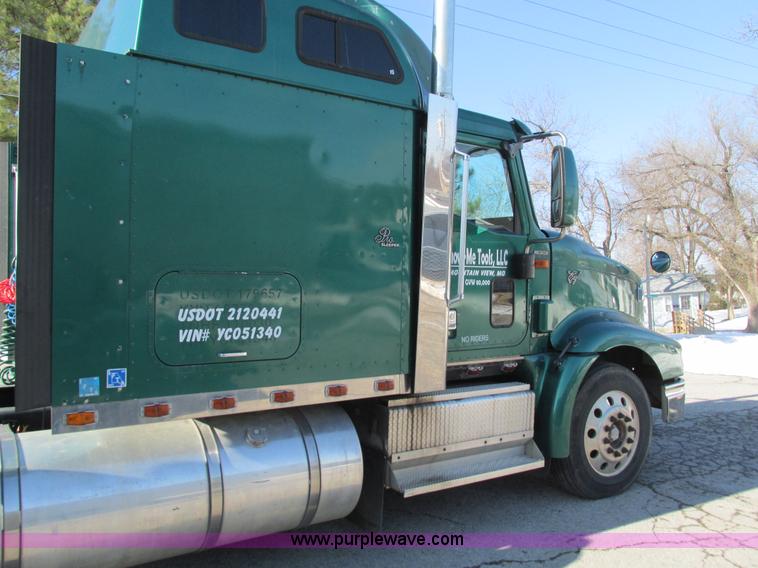 image for item G9365 2000 International 9400i semi truck