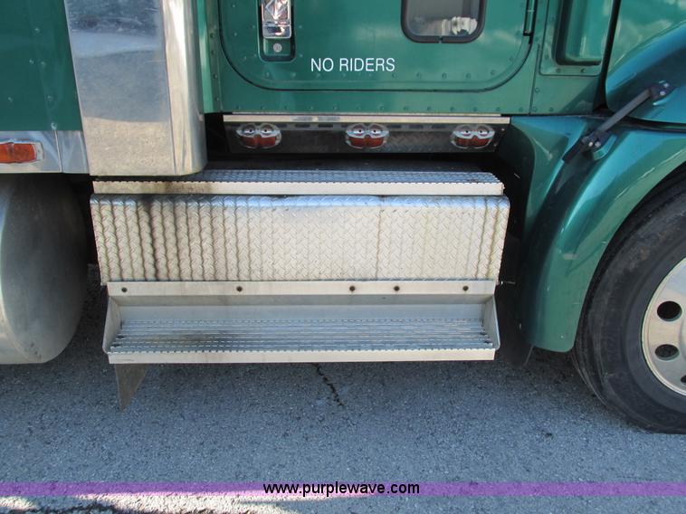 image for item G9365 2000 International 9400i semi truck