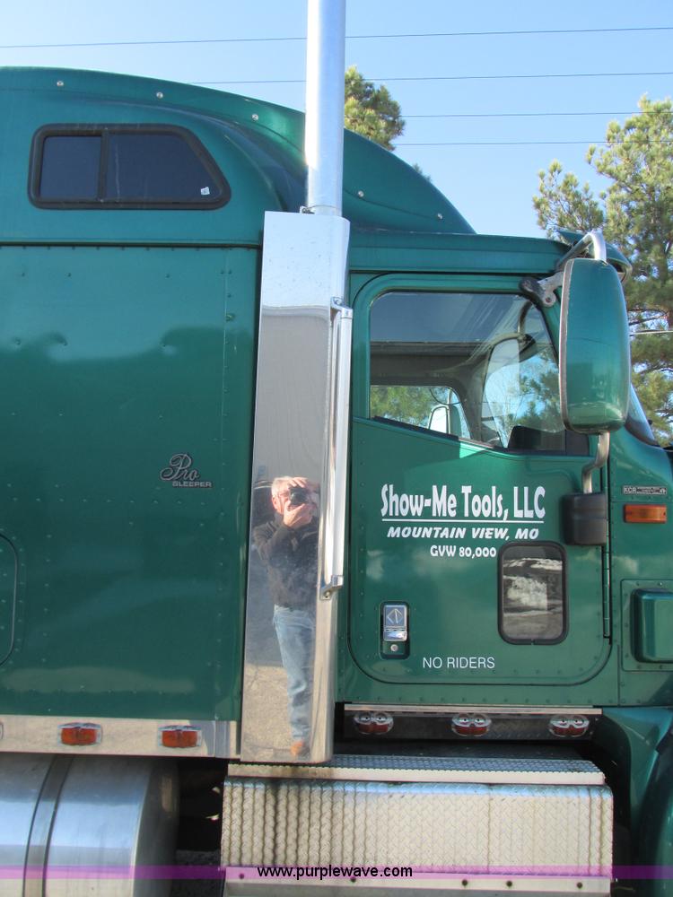 image for item G9365 2000 International 9400i semi truck