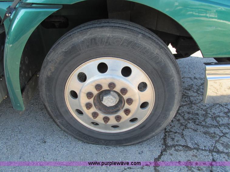 image for item G9365 2000 International 9400i semi truck