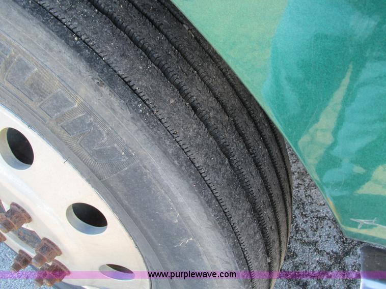 image for item G9365 2000 International 9400i semi truck