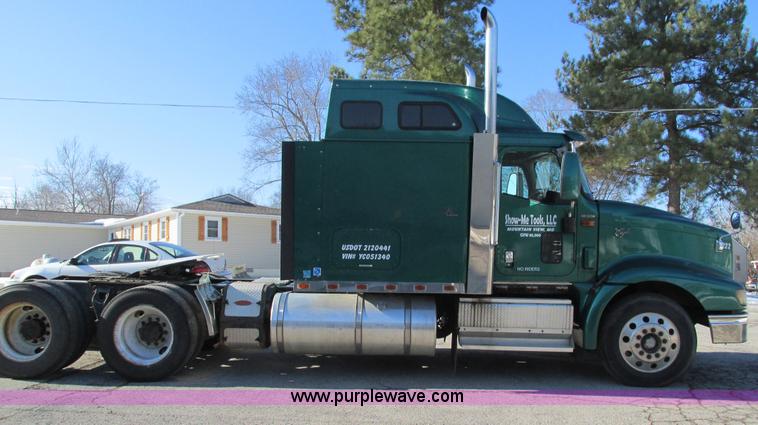 image for item G9365 2000 International 9400i semi truck