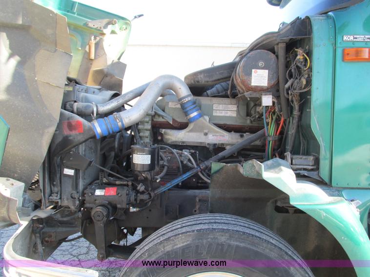 image for item G9365 2000 International 9400i semi truck