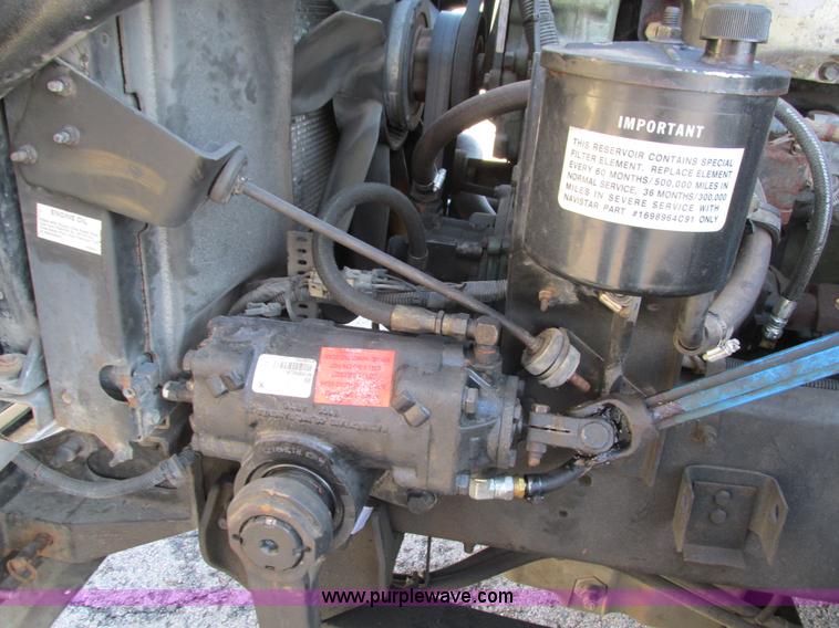 image for item G9365 2000 International 9400i semi truck