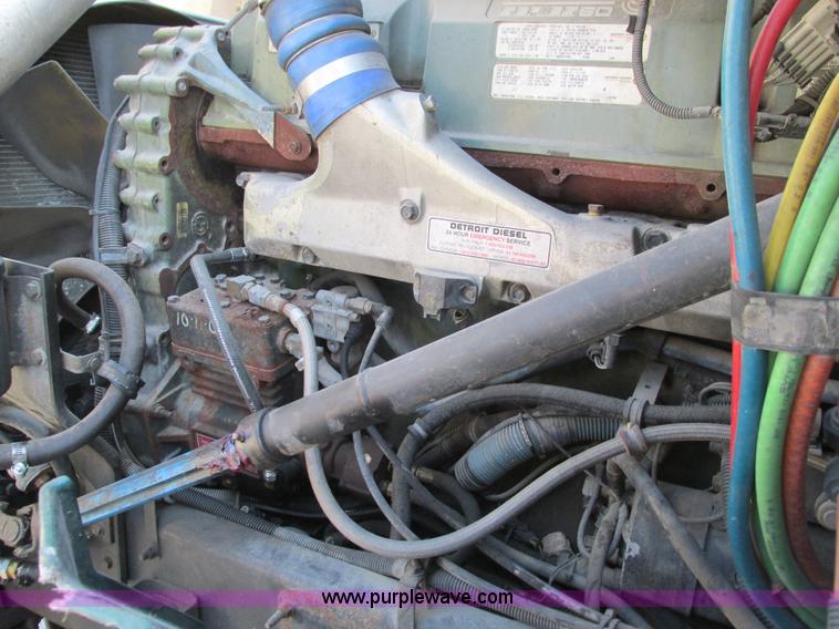 image for item G9365 2000 International 9400i semi truck