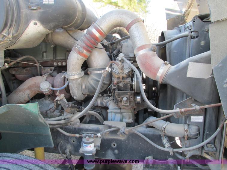 image for item G9365 2000 International 9400i semi truck