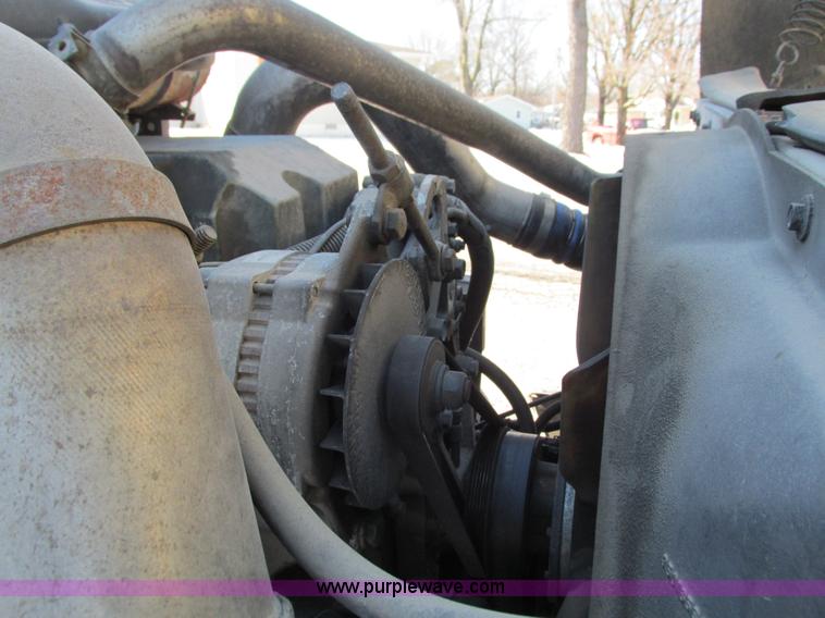 image for item G9365 2000 International 9400i semi truck