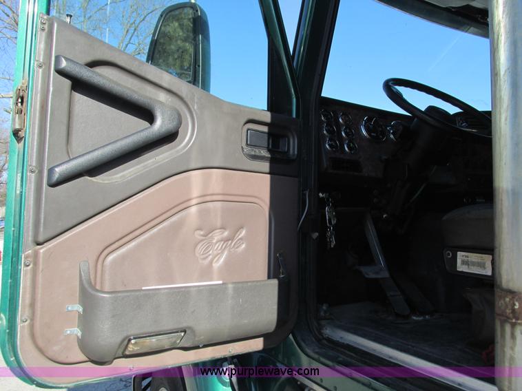 image for item G9365 2000 International 9400i semi truck