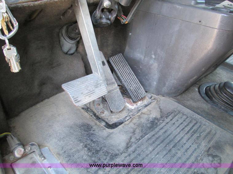 image for item G9365 2000 International 9400i semi truck