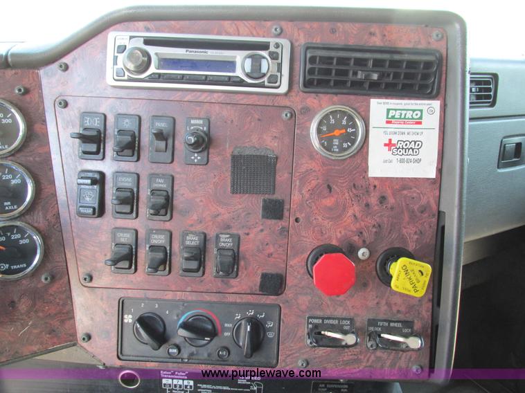 image for item G9365 2000 International 9400i semi truck