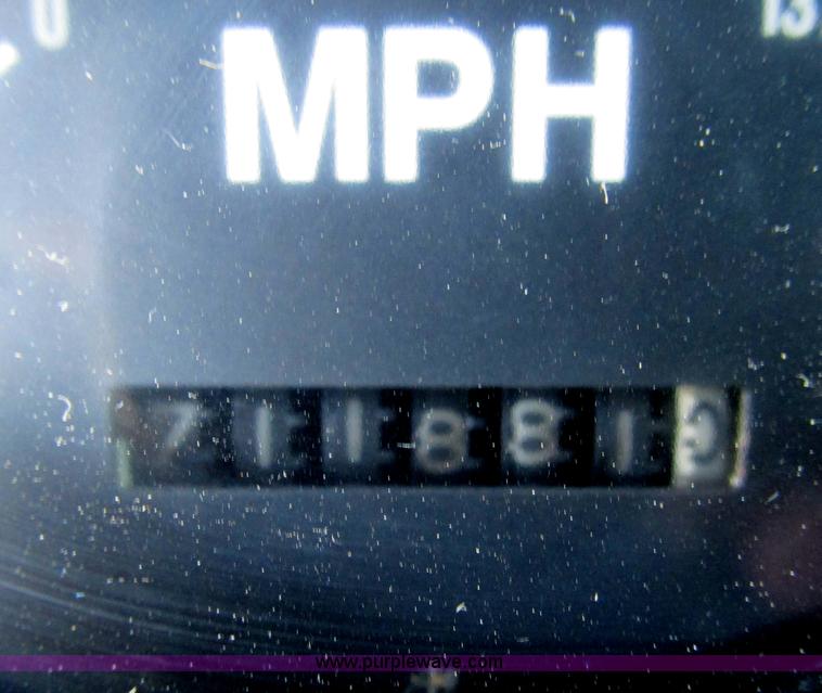 image for item G9365 2000 International 9400i semi truck