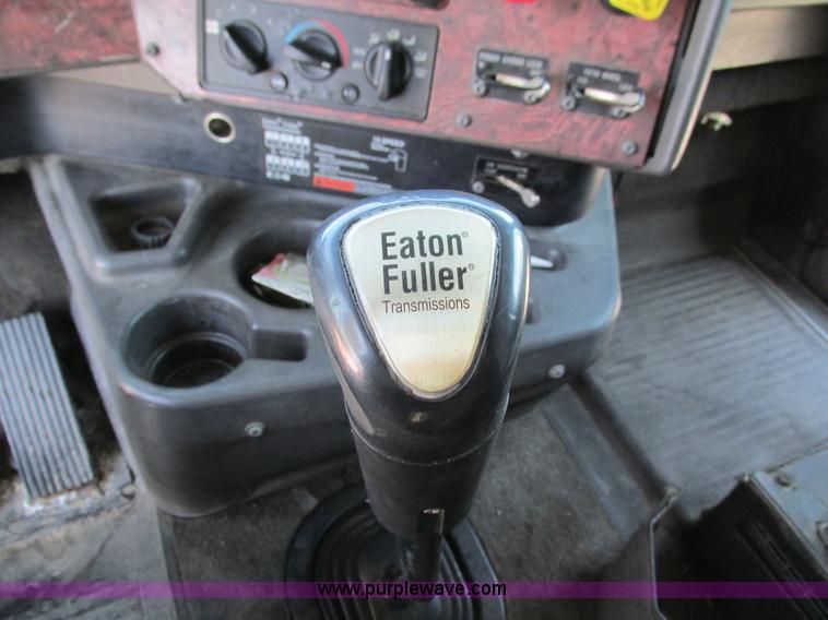 image for item G9365 2000 International 9400i semi truck