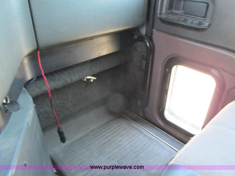 image for item G9365 2000 International 9400i semi truck