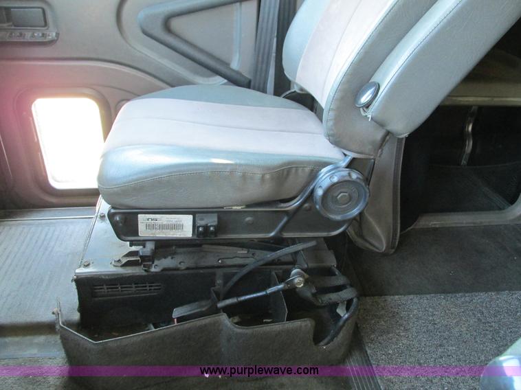 image for item G9365 2000 International 9400i semi truck