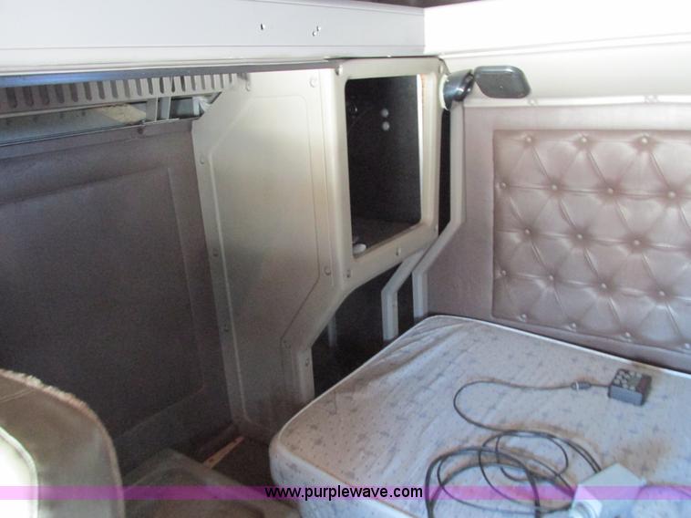 image for item G9365 2000 International 9400i semi truck