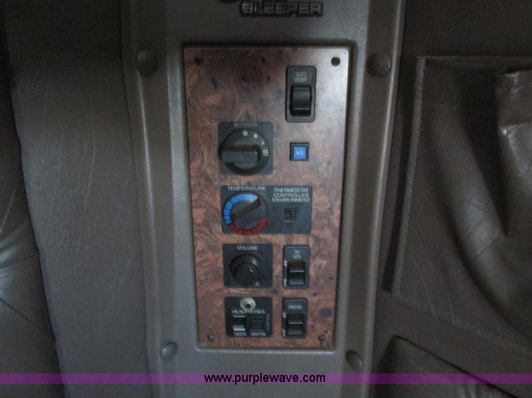 image for item G9365 2000 International 9400i semi truck