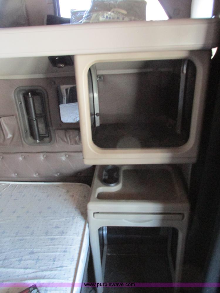 image for item G9365 2000 International 9400i semi truck