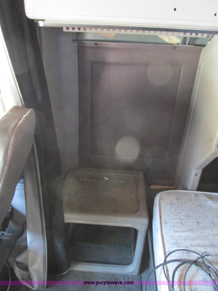 image for item G9365 2000 International 9400i semi truck