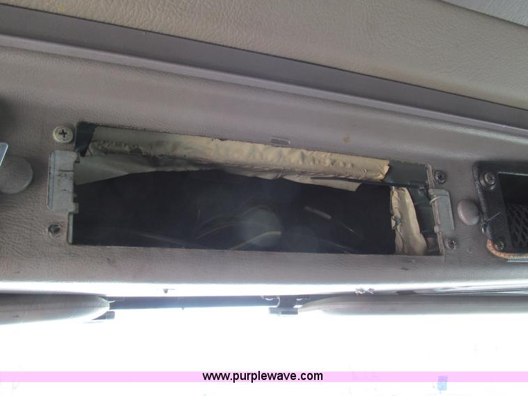 image for item G9365 2000 International 9400i semi truck