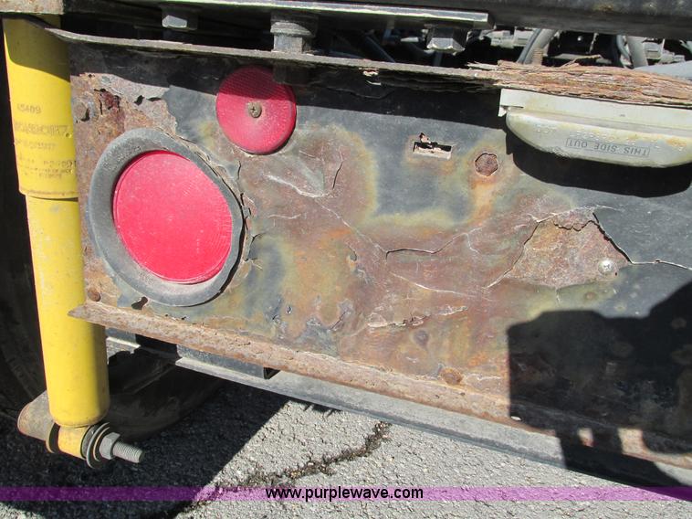 image for item G9365 2000 International 9400i semi truck