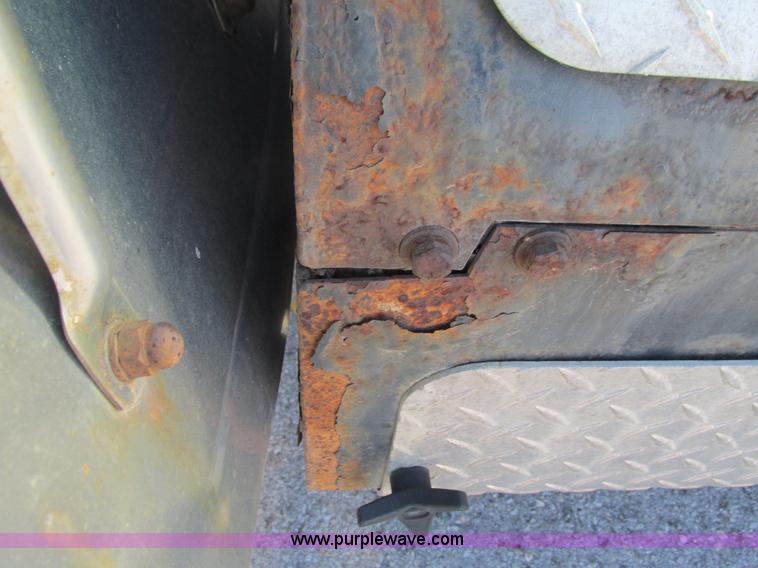 image for item G9365 2000 International 9400i semi truck