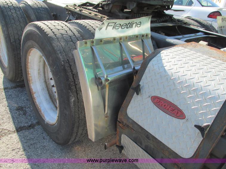 image for item G9365 2000 International 9400i semi truck