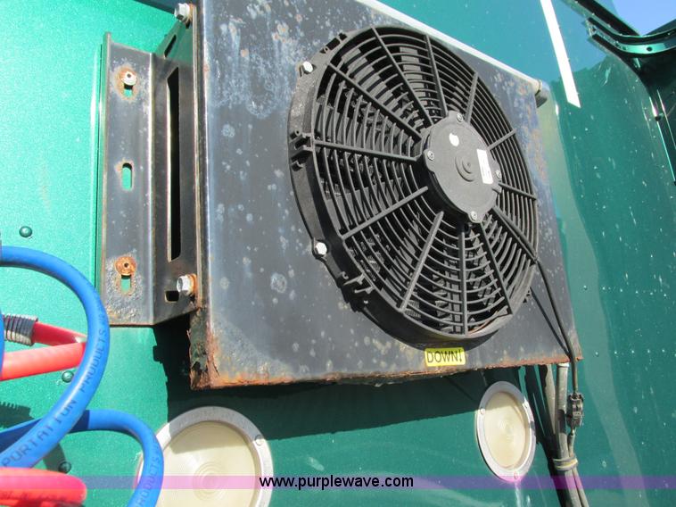 image for item G9365 2000 International 9400i semi truck