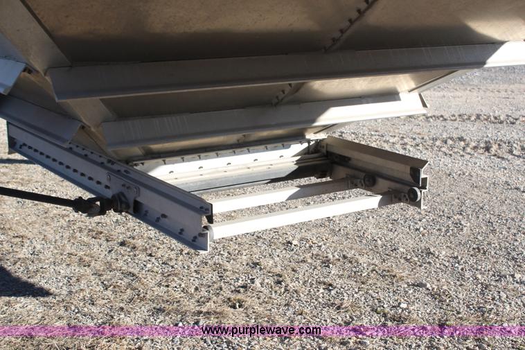 image for item H1391 2011 Wilson Commander DWH551CB grain trailer