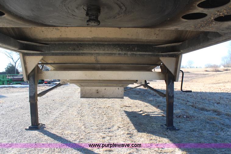 image for item H1391 2011 Wilson Commander DWH551CB grain trailer