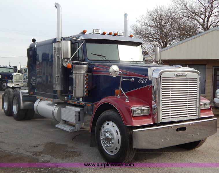 image for item I1198 2000 Freightliner FLD120 semi truck